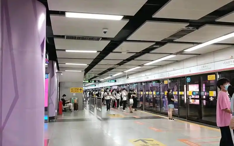 实拍深圳地铁会展中心站:1号线换乘4号线