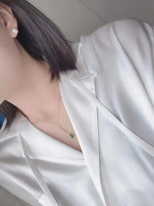 绿色有春天的感觉宝格丽的满钻裙也超美