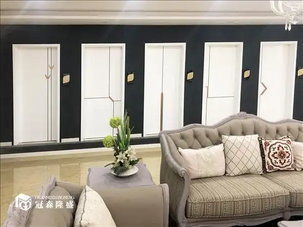 通过展示空间的创新设计,将不同风格的木门陈列于此,布局合理有序的