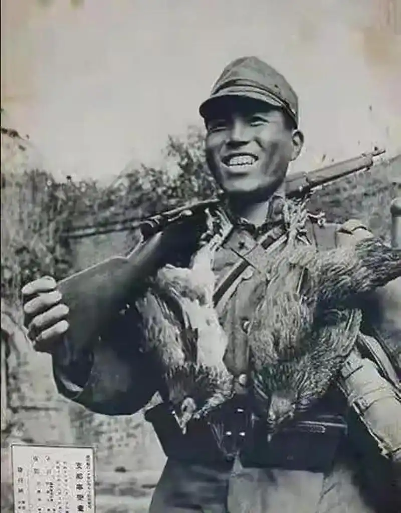 领动计划# 日军在侵华期间,一个日本鬼子士兵扛着三八大盖枪,脖子上