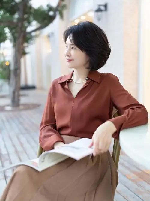 50岁以后穿的是品味,中年女人买衣服要"少而精",这3件必备