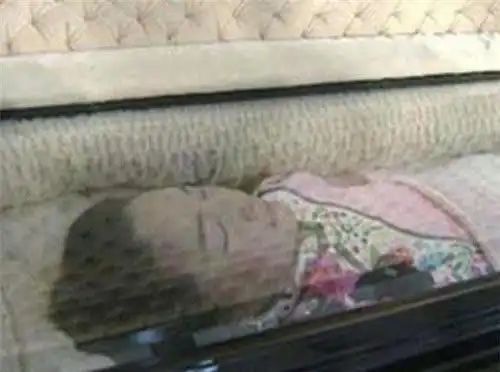 邓丽君遗体照流出:和生前一样漂亮,下葬时仍保持那份最后的优雅_腾讯