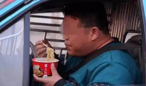 累了,就在车里小睡一会 就是这么一群 "可爱又辛苦"的出租车司机 给