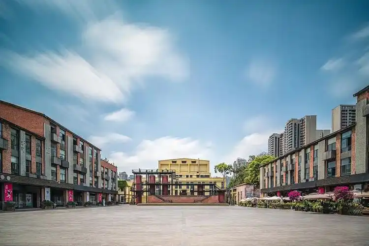 作为成都知名度最高的一个创意园区,东郊记忆俨然已是成都旅游地标的