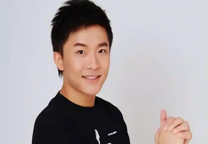 央视最帅主持边策:和母亲通话1小时后从8楼坠楼身亡,年仅32岁