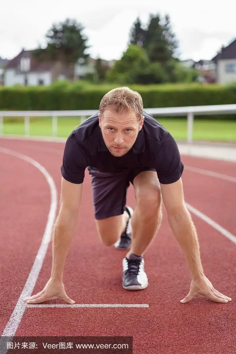 肌肉发达的男性运动员在起跑姿势