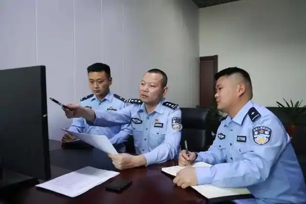 小时候的杨阳和大多数男孩一样心里都有一个警察梦