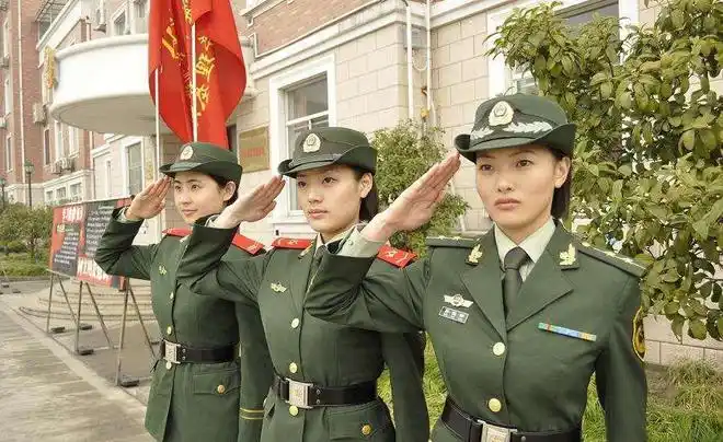 不得不说,还是我们解放军的军礼是最帅的!没有之一!