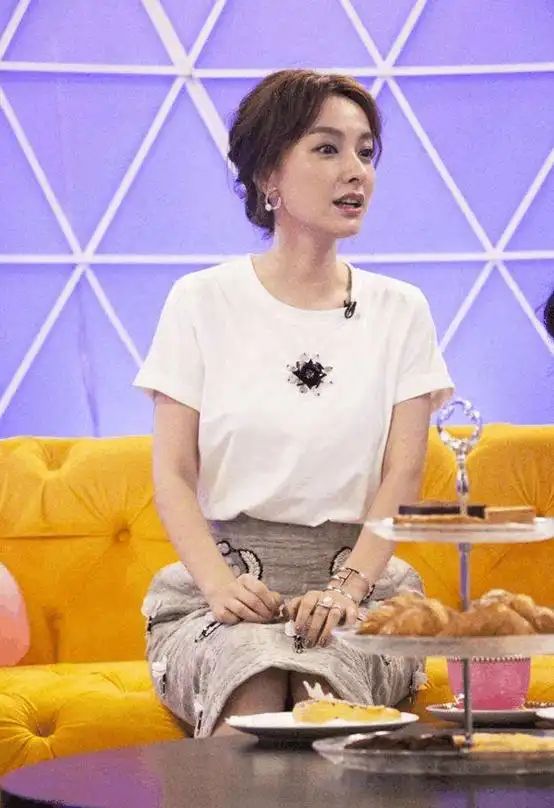 吴昕微博晒自拍,调侃自己进步空间大,网友:时尚昕又上线了