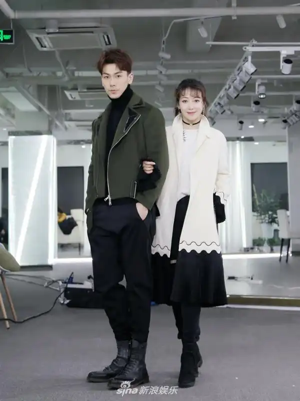 1 / 10 新浪娱乐讯 近日,戴向宇携妻子陈紫函亮相某活动,作为明星婚礼