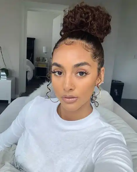 tmz欧文女友golden手戴大钻戒两人或已订婚