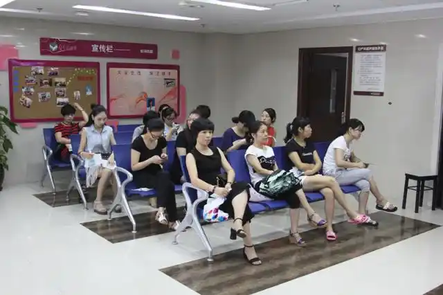 候诊33, 至分诊台排队刷卡报道.2, 多功能自助机上预约报道.