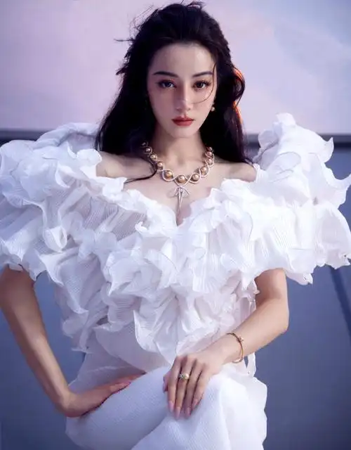 迪丽热巴费加罗霞光神女大片##迪丽热巴逼秦岚看自己换衣服