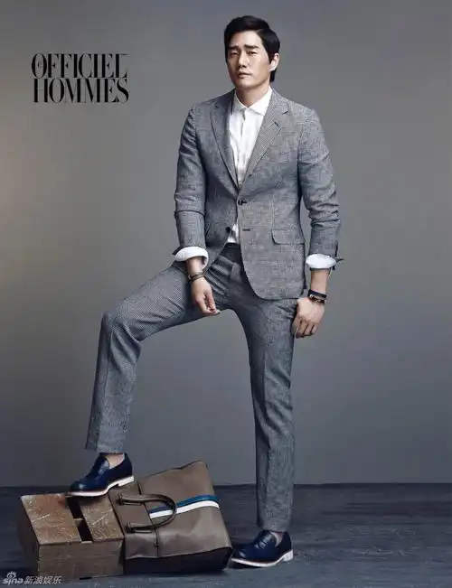 韩星刘智泰拍写真演绎熟男风范