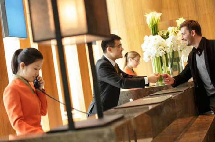 情侣酒店房间中的水床,里面到底是什么水呢?前台服务员知道答案