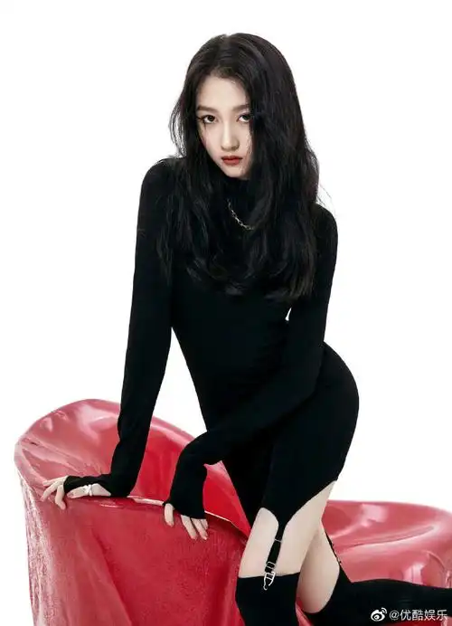 关晓彤红黑冲击大片##关晓彤过膝袜好辣