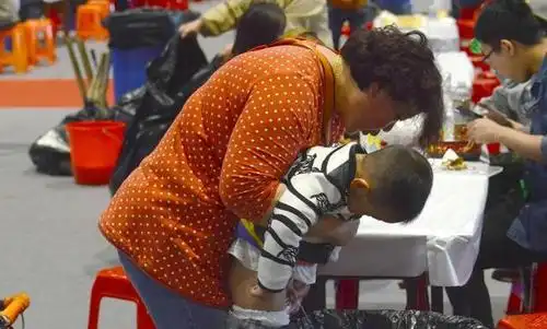 一把屎一把尿把孩子养大,但把尿把便引起的问题这么多,你知道吗