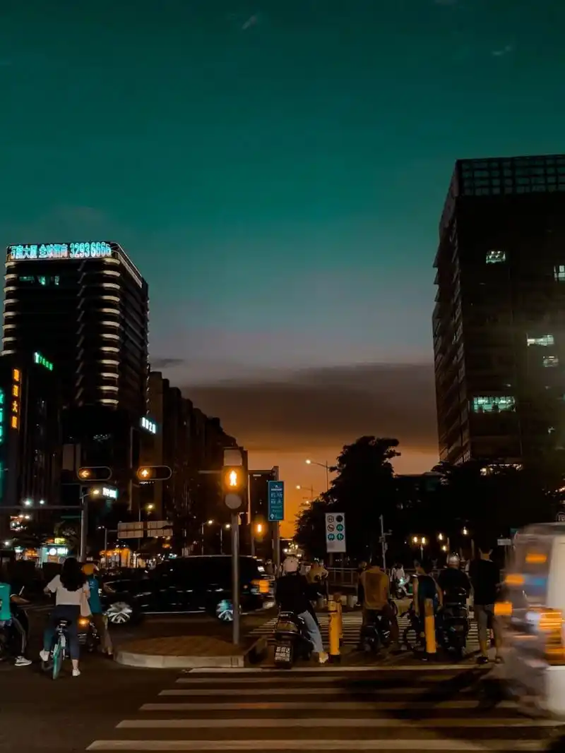 十字路口,街拍 下班回家的路上,天马上黑透的傍晚 天空还有颜色,但是