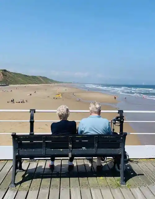 高清老年夫妻背影图片,老年夫妻夕阳下牵手背影唯美图片