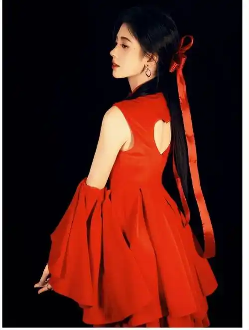 元旦快乐:鞠婧祎穿红裙秀发系红丝带,少女范十足!_网友_发展_夜晚