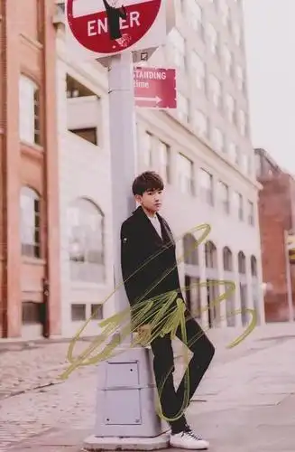 来一波王源高清签名照,喜欢的小伙伴们记得收藏哦