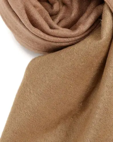 复古风格浅驼色围巾