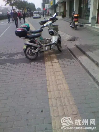 盲道形同虚设 盲人路在何方