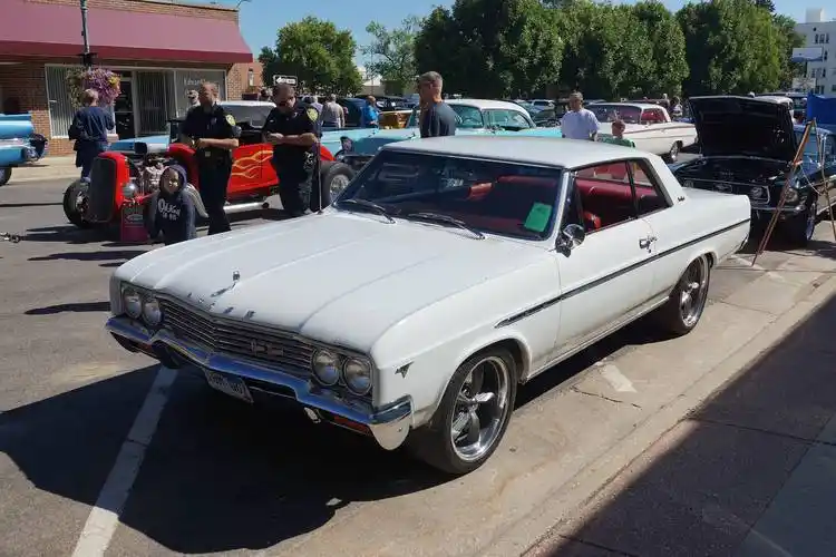 一台不过瘾那就来四台v8 60年代的玩车人有多疯狂