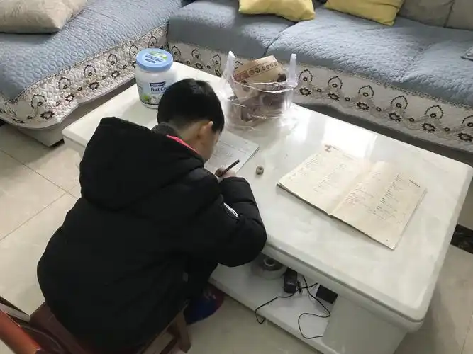 在家日常,教我弟做作业