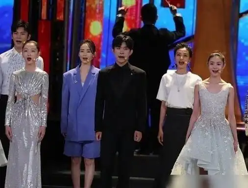 易烊千玺和刘浩存同框,穿"情侣礼服"站位超甜,身高差配一脸