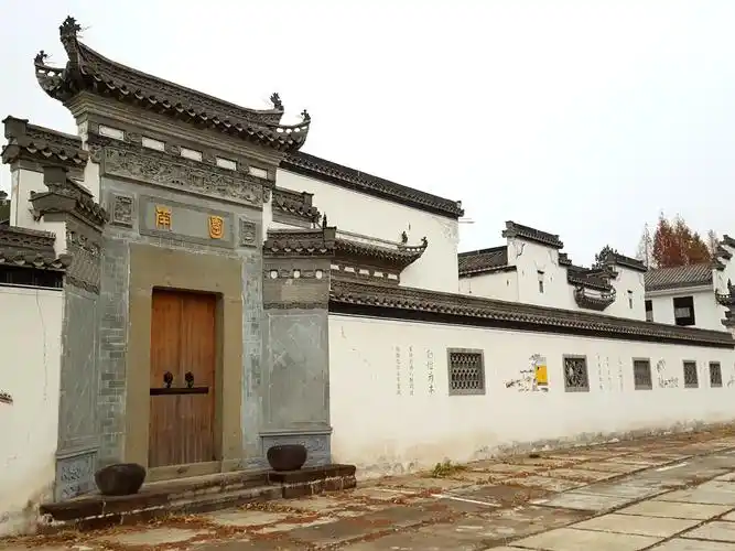 潜口民宅,又名紫霞山庄,坐落于安徽省黄山市徽州区潜口镇紫霞峰南麓