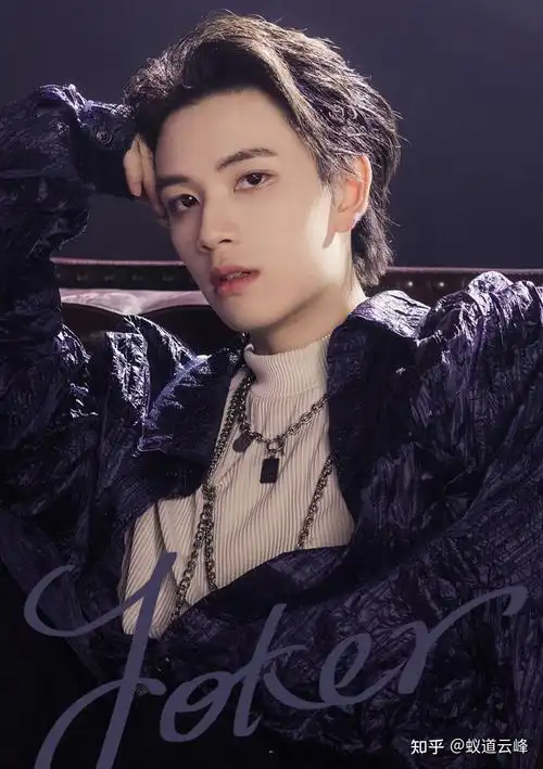 看完吴海的照片,我内心里的猫挠得更凶了——到底是有多眼瞎,节目过半