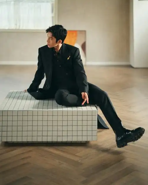 井柏然超话@井柏然格调沉淀,诠释非凡时刻.稍后见!#卷宗黄金50之夜