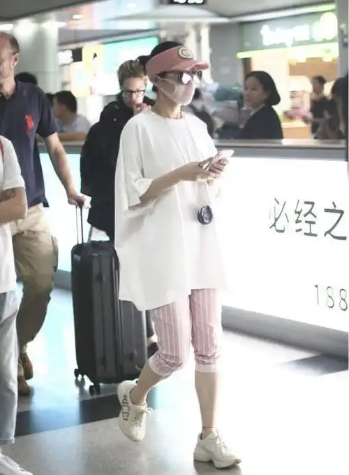 穿白t恤 五分裤就走机场,打扮像20岁的小姑娘|白t恤|许晴|五分裤_新浪