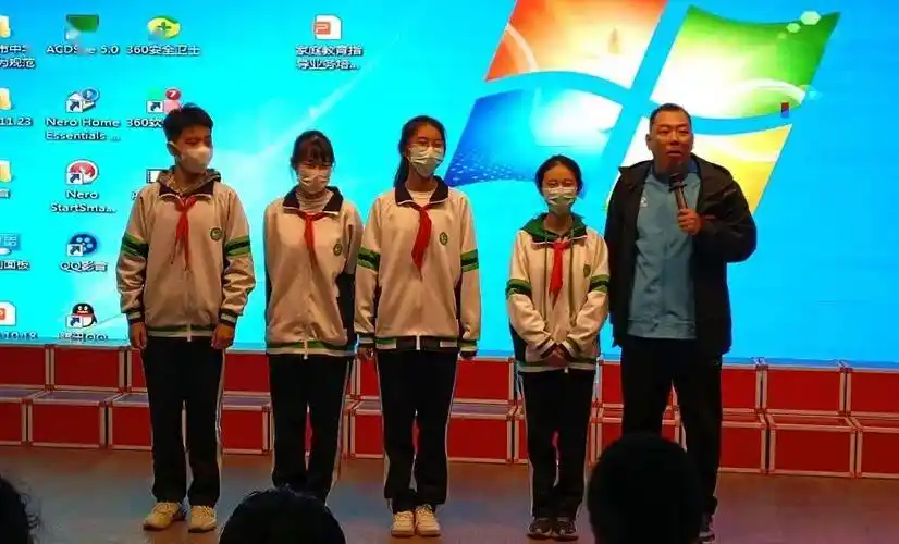 11月7日,垃圾分类处理中心走进天津市滨湖中学,开展了一场别开生面