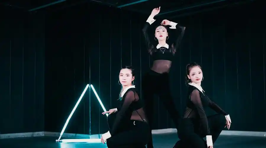 就气势全开,丰富的胯部动作和极强的控制都将舞蹈展现得帅气又迷人