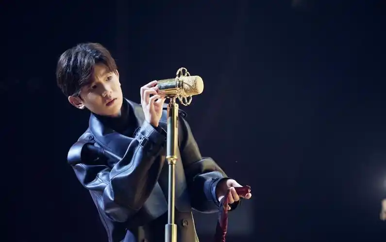 明星大侦探4王源燃烧的玫瑰剧照图片