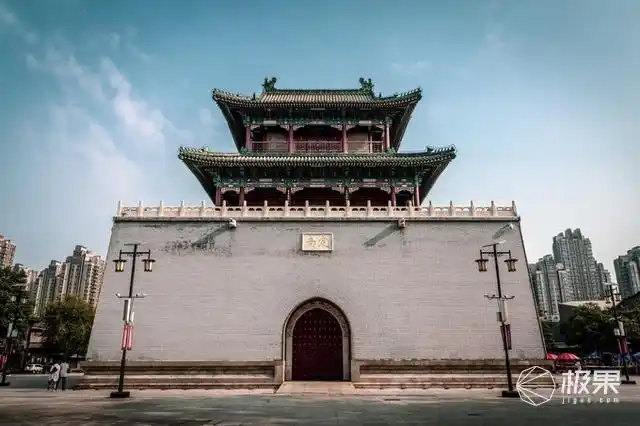 往北2公里沿着金钟桥跨过南运河,就到了天津现代地标之一:天津之眼.