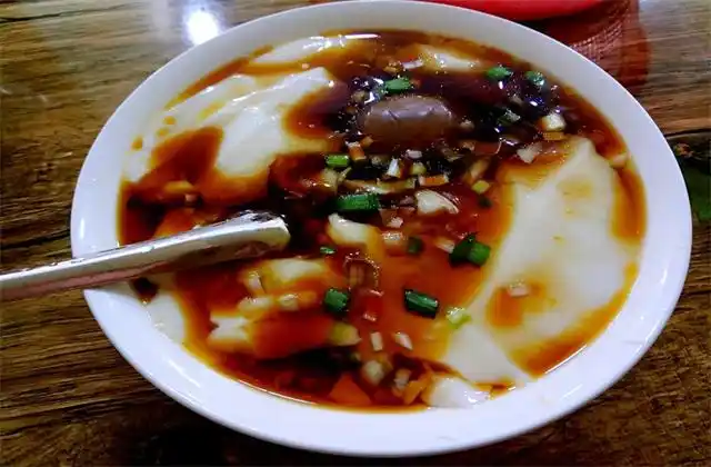 天津豆腐脑独有的特色,卤子鲜香浓稠,芝麻香料拌成酱汁味道浓郁