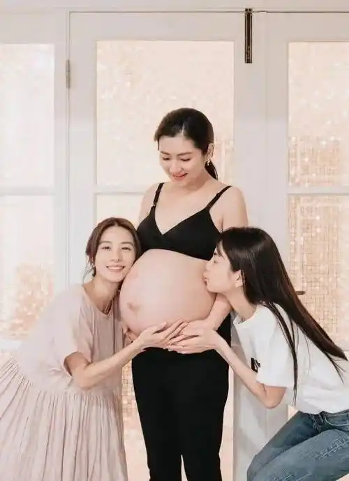 selina晒she合照 ella亲吻其孕肚尽显亲昵