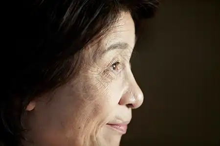 老年女性侧面肖像图片素材