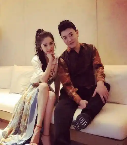 原创杨幂和男友人多张合照曝光美颜太过被吐槽p到变形两人1个月内来往