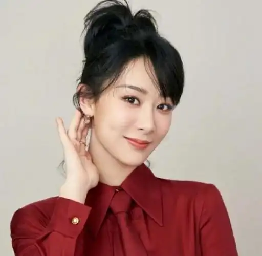 杨紫一笑就露出两个深深的酒窝,这个女孩心地善良,性格也很开朗,希望