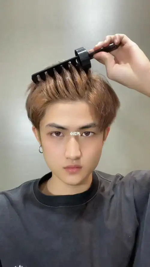 二八侧背头打理小技巧