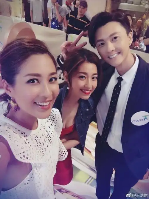 王浩信晒与老婆合影秀恩爱