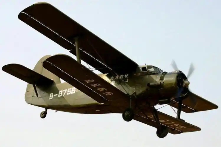 运5    单发活塞螺桨双翼多用途轻型运输机