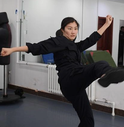 反扒女警花抓贼秒变女汉子