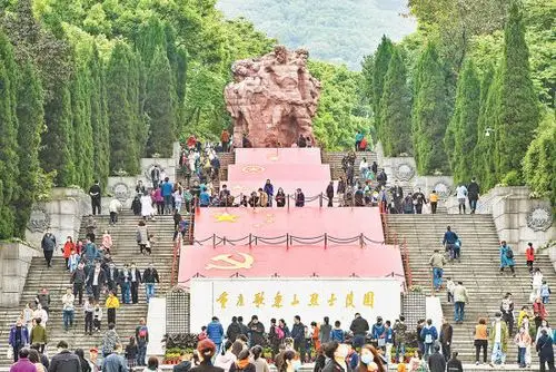 4月4日,沙坪坝区,不少市民自发前往歌乐山烈士陵园祭奠.