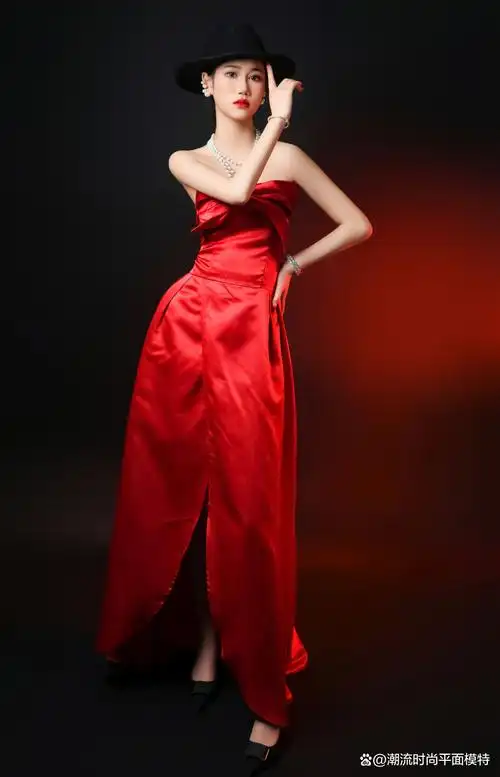 《平面模特洛伊:时尚界的璀璨之星》