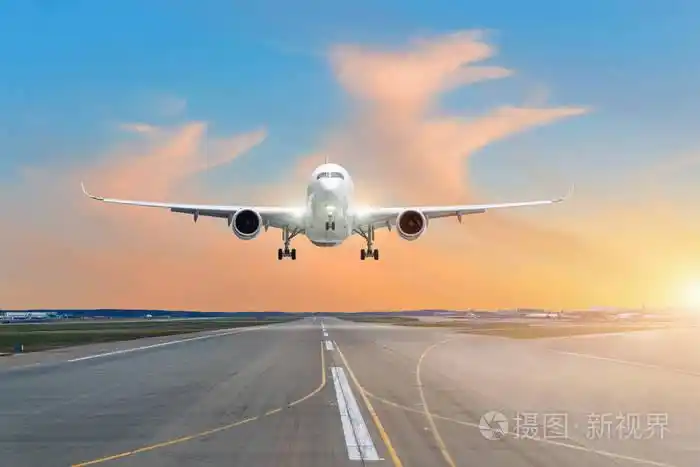 傍晚,在一片鲜红的晚霞中,飞机在跑道机场起飞照片-正版商用图片15k4f